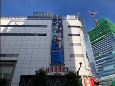 渋谷スクランブル交差点に18mの大型屋外広告【MAGNETロングバナー】の媒体資料