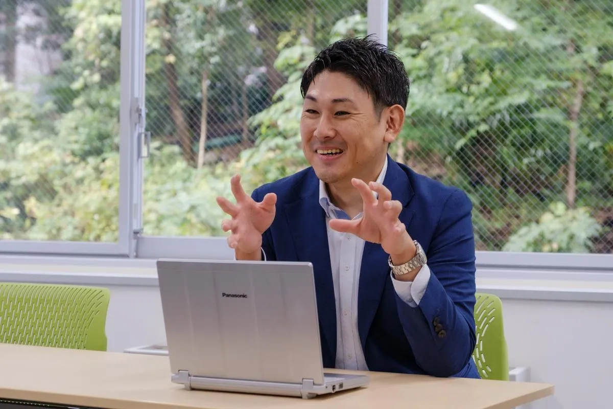 「事例③ マネジメント関連のソリューション提供企業様」についてお話しするインタビュイー