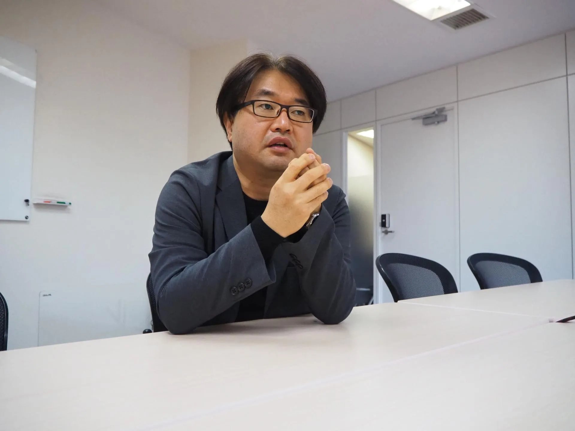 サービス概要についてお話するインタビュイー