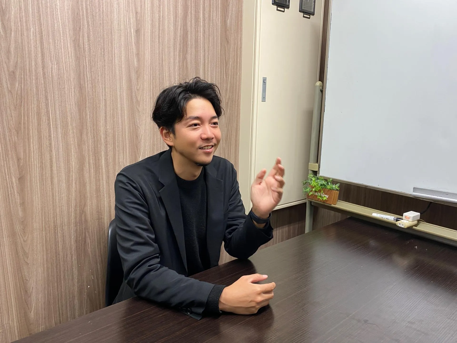 事業説明をするインタビューの画像