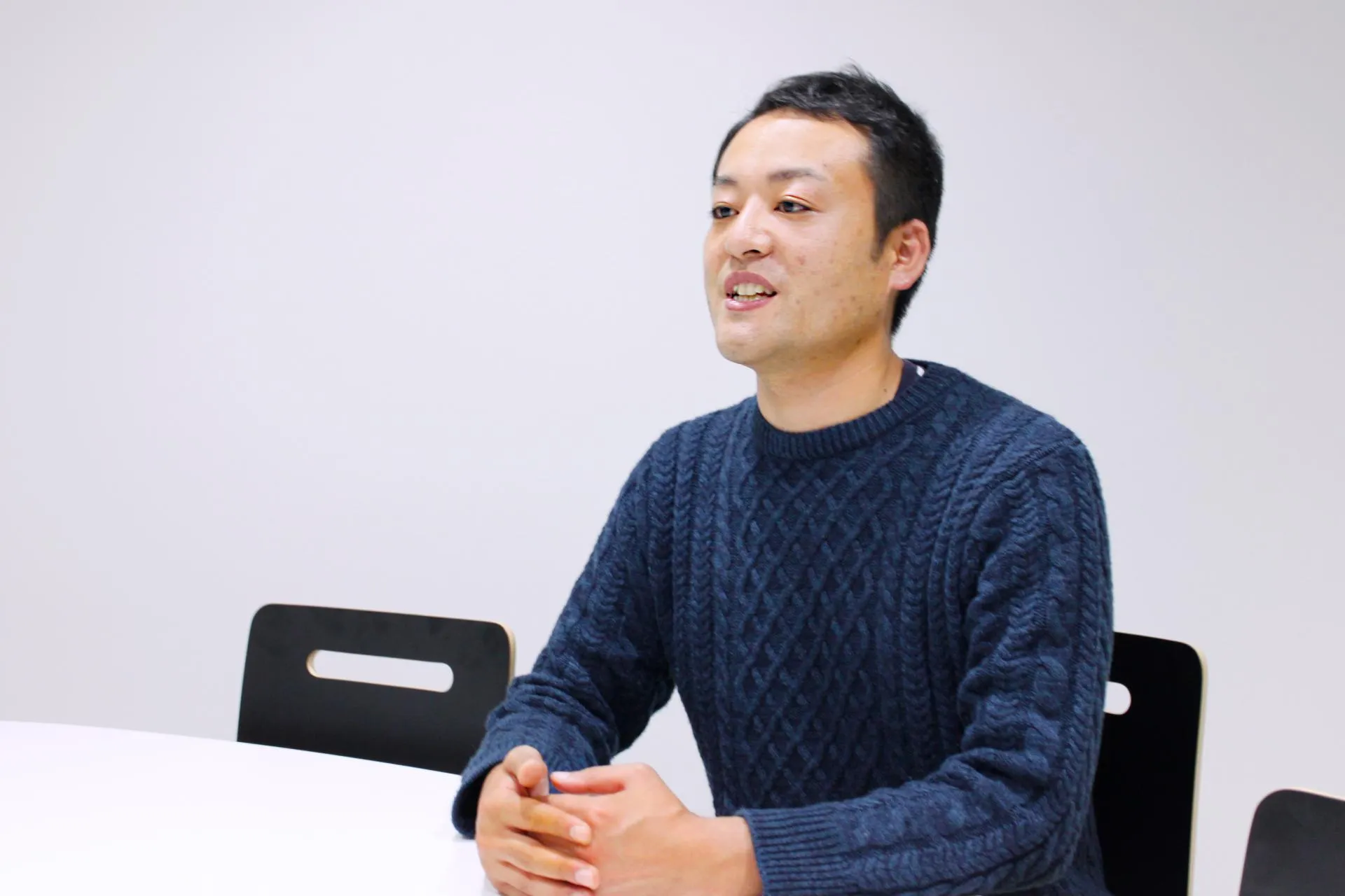 企業概要についてお話しするインタビュイー