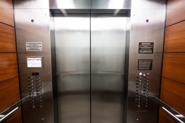 エレベーターサイネージ広告とは？活用方法をご紹介！