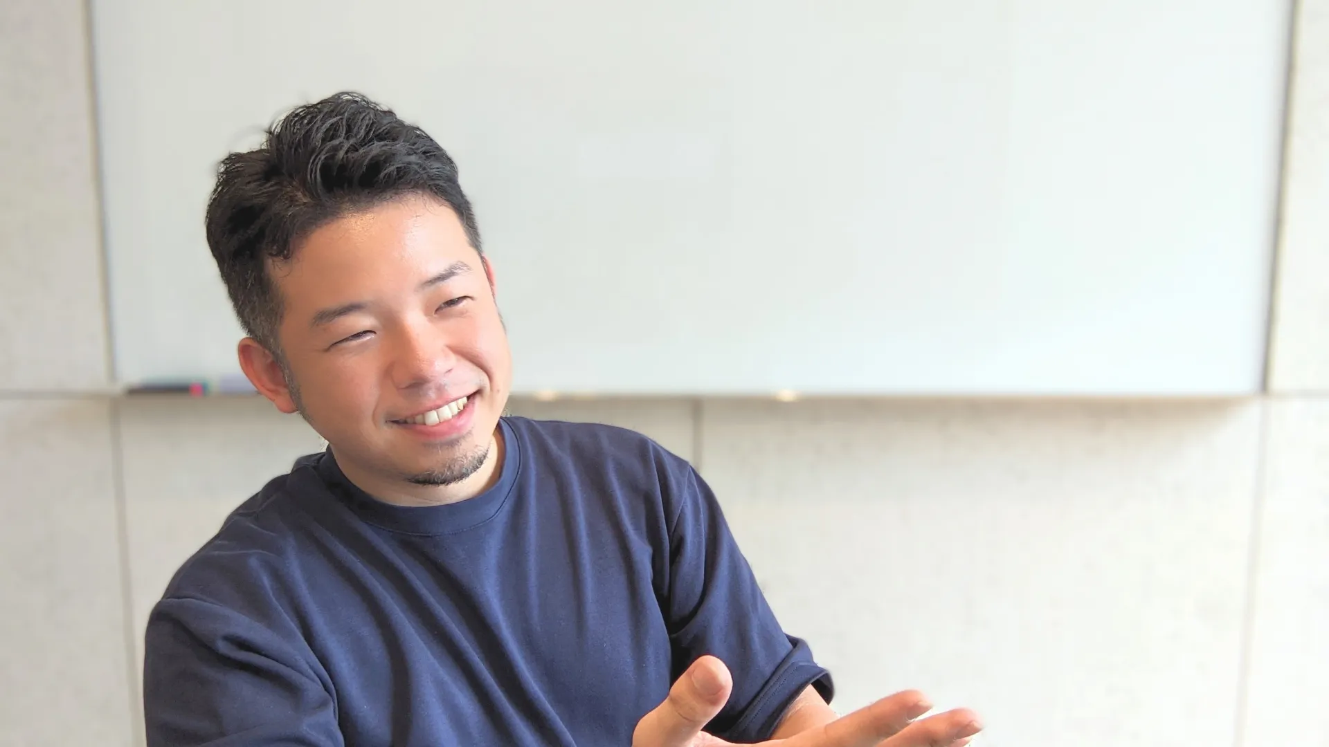 事例①保険代理店様の事例についてお話するインタビュイー画像