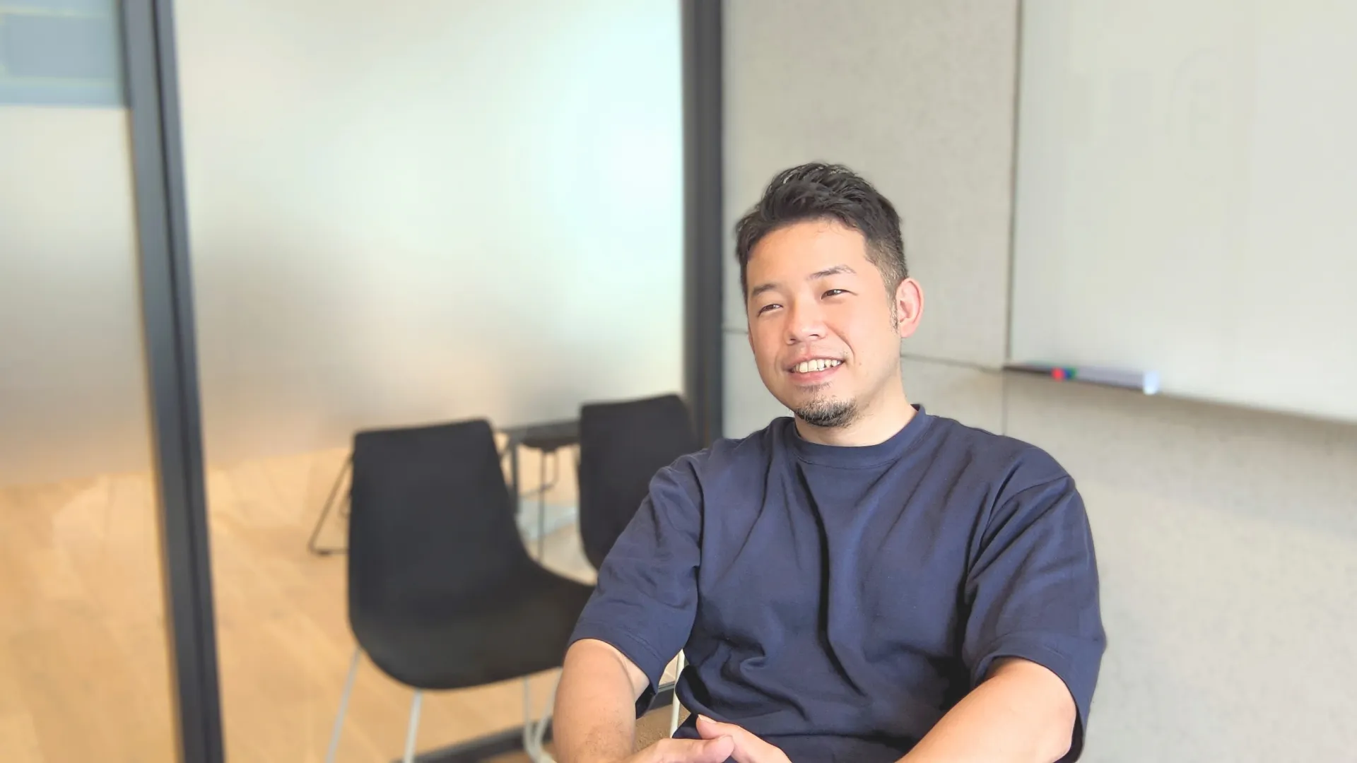 事例②ハンドメイド製品のクリエイター様の事例についてお話しするインタビュイー画像