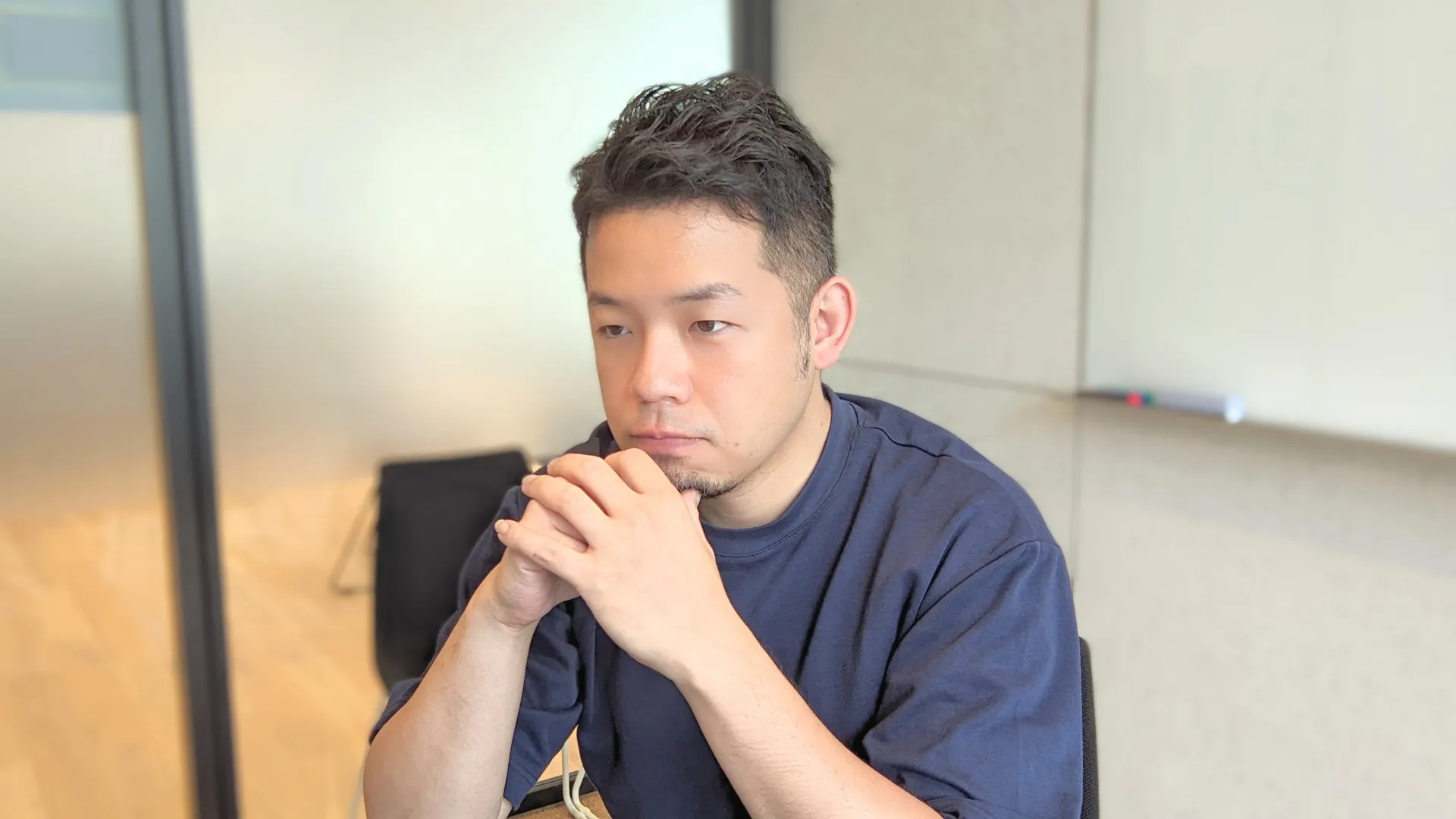 事例③アパレル系ショップの2ブランドの事例についてお話しするインタビュイー画像