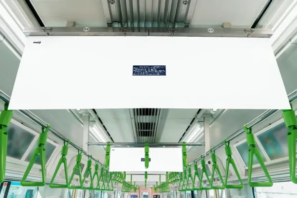 明治│真っ白な電車広告