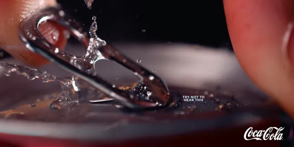 コカ・コーラの広告事例-プルタブを開ける瞬間
