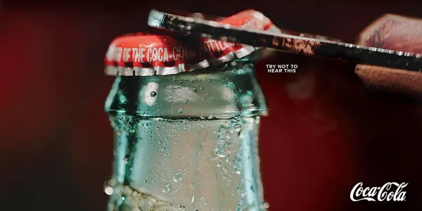 コカ・コーラの広告事例-瓶のふたを開ける瞬間