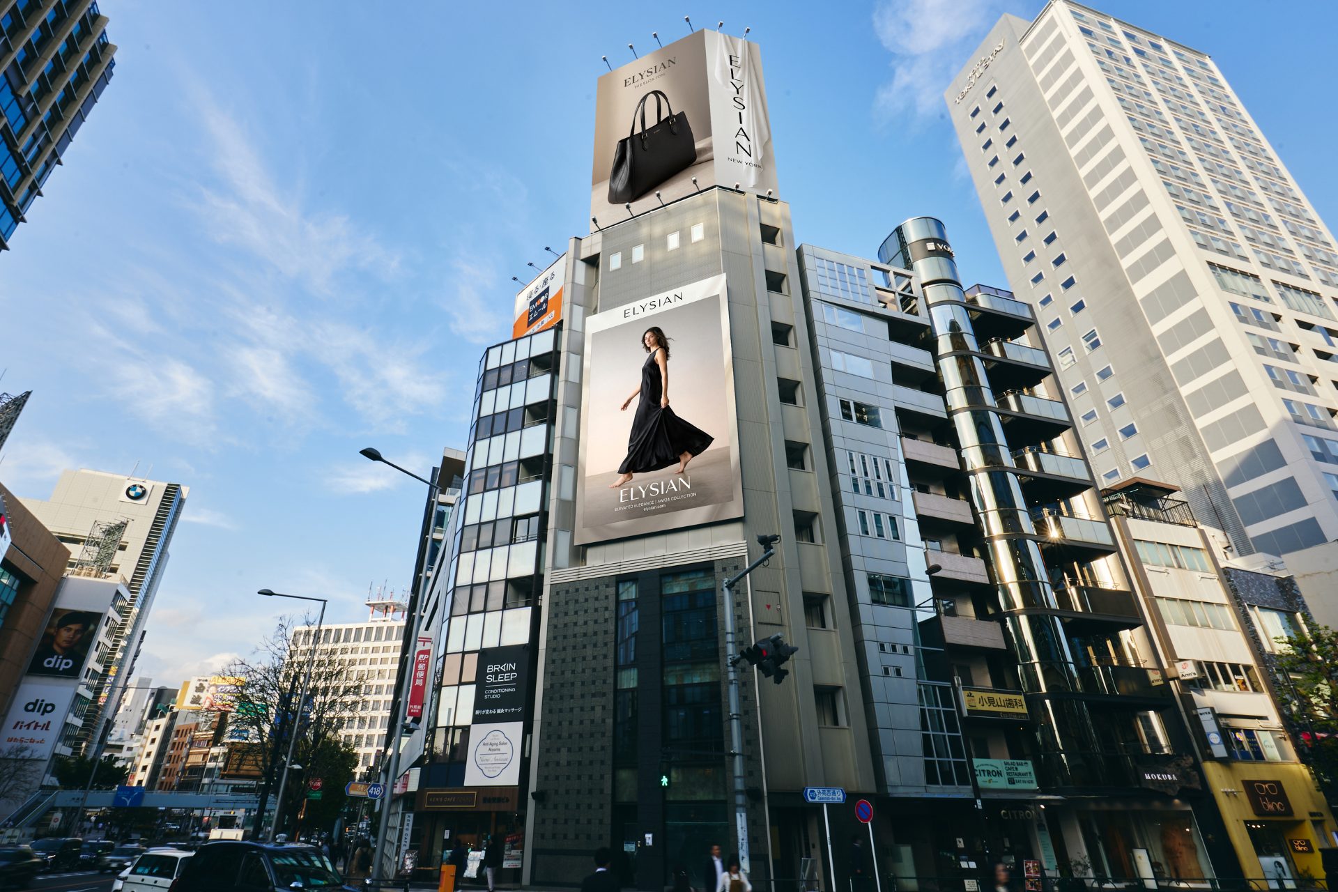 青山一丁目方面から撮影したCITY VISION AOYAMAの大型ビルボード掲出イメージ