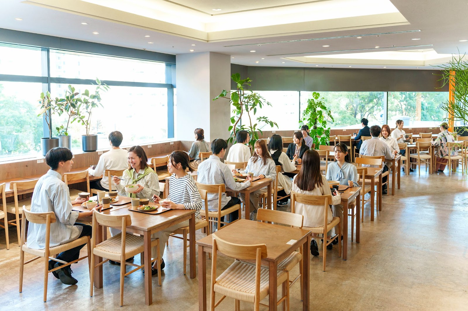 デジタルでは届かない層へ。オイシックスが全国の社食を体験型メディアに