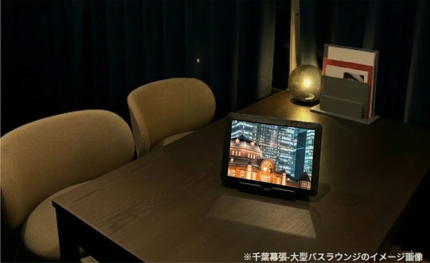 ヘリコプター広告「The Rich」の待機ラウンジデジタルサイネージ。千葉・幕張の大型ラウンジに設置された卓上型サイネージのイメージ