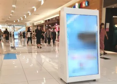 モールストリートビジョン 大型ショッピングモールの通路にあるデジタルサイネージ