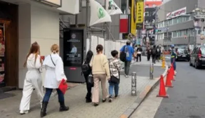 渋谷センター街の歩行者に