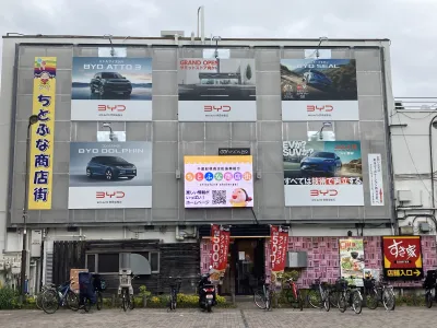 世田谷区を代表する閑静な住宅街千歳船橋駅前広場DOOHビジョンで学生や富裕層向け