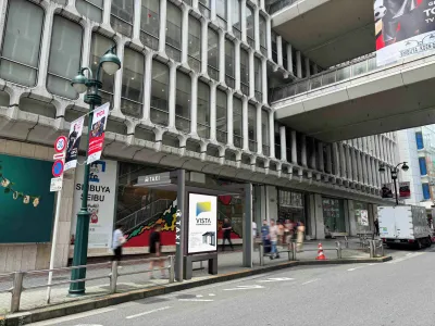 【屋外広告物：渋谷駅】西武渋谷店前タクシー乗り場広告