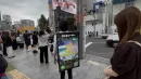 大型モニターを背負って歩くゲリラプロモーション「アドウォーカー」