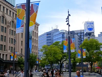 大阪・ミナミの玄関口「なんば広場」に新たなOOH『なんば広場フラッグ』広告が登場の媒体資料