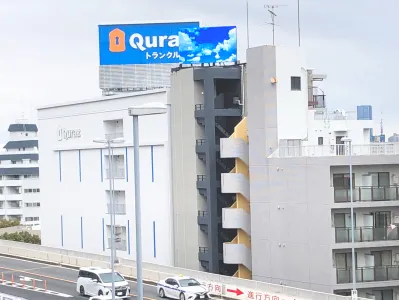 本やスマホに気を取られない富裕層に特化した交通広告「渋谷・幡ヶ谷ビジョン」