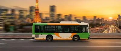 【東京都/交通広告/OOH】1日50万人にリーチ!都バス車内デジタルサイネージ
