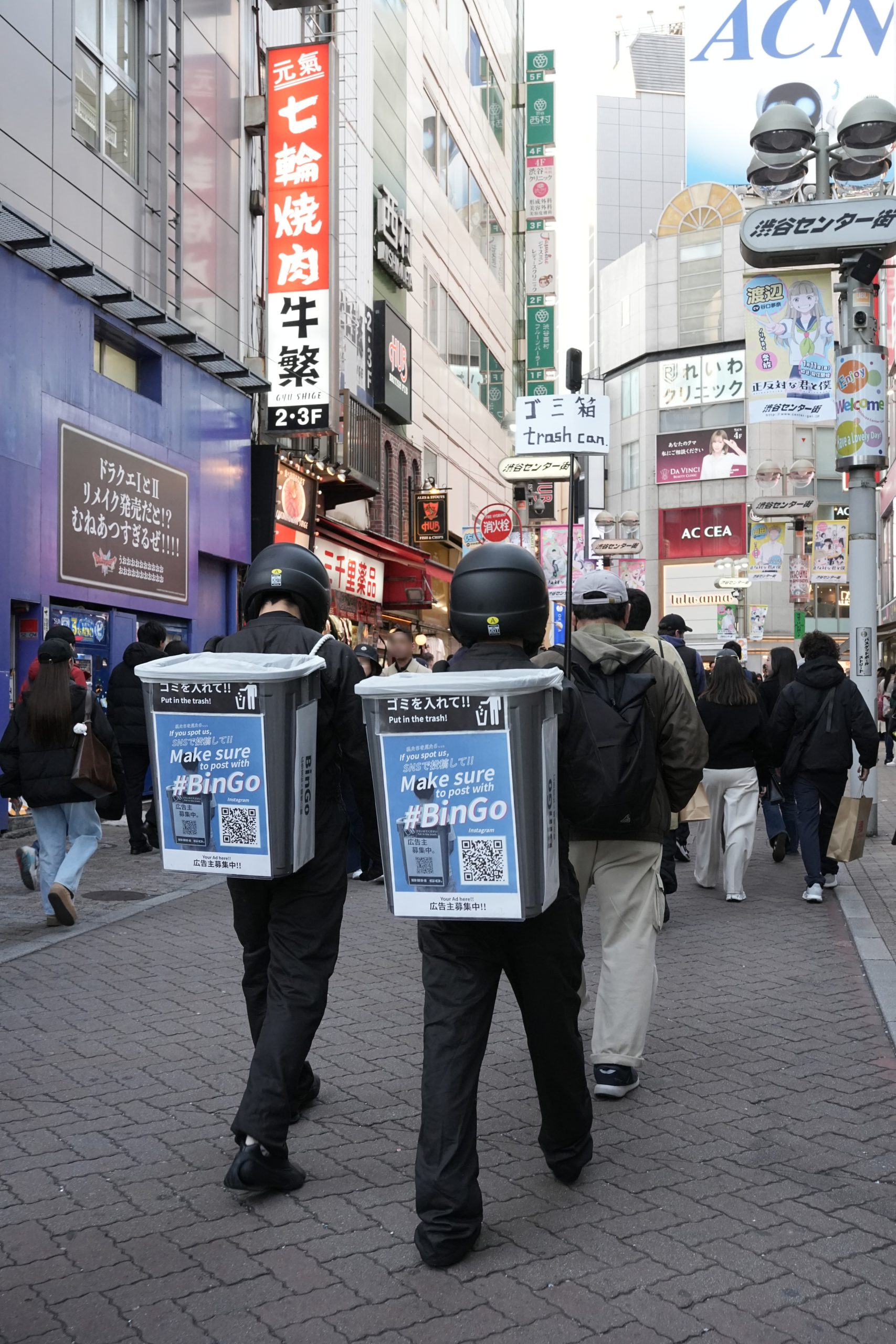 歩くゴミ箱広告「BinGo(ビンゴ)」渋谷で歩く画像