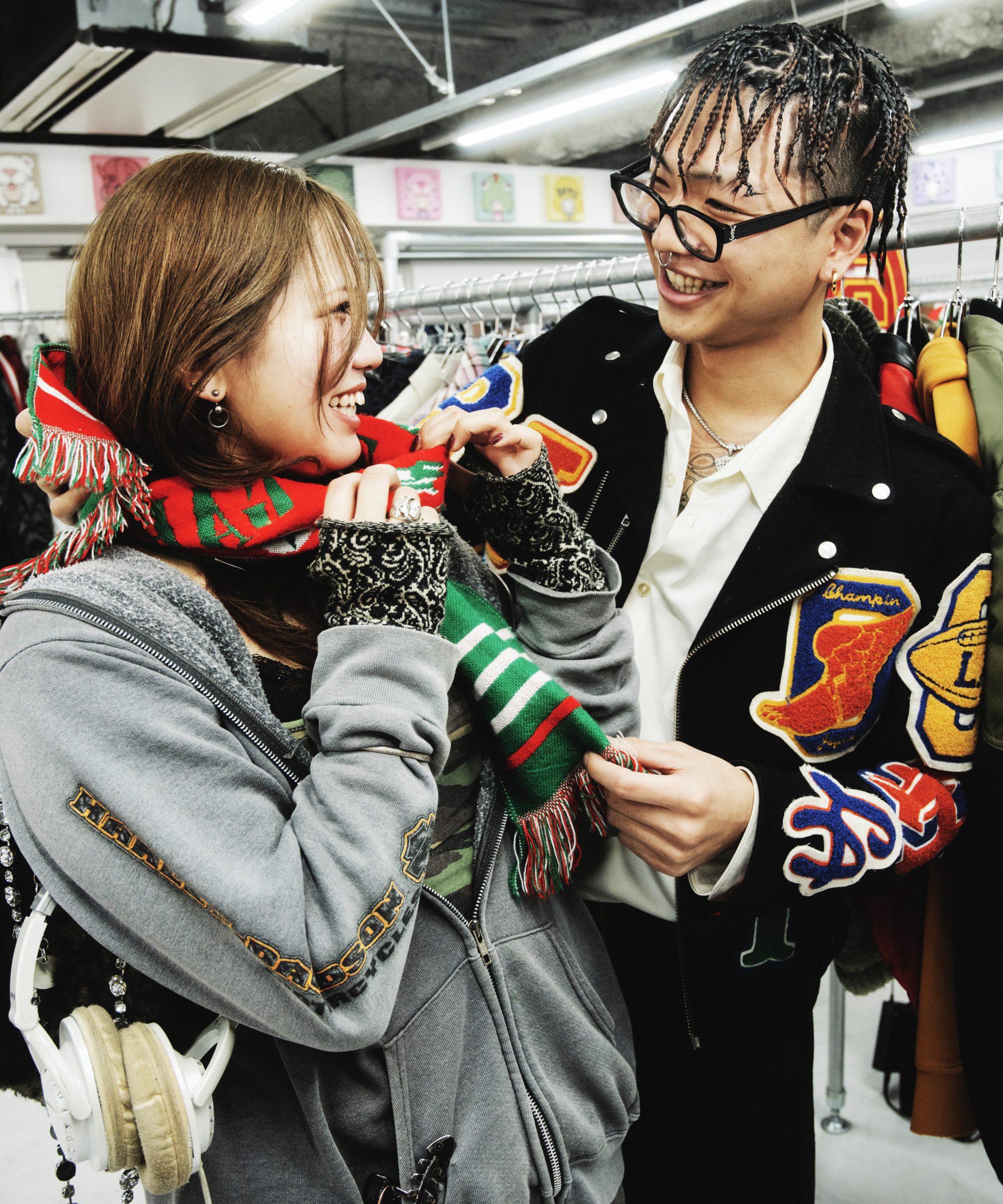 NewMatch OOH広告の撮影ロケーション、明治神宮前の古着屋CC STOREにてJuliasとiroiroが古着を楽しむシーン