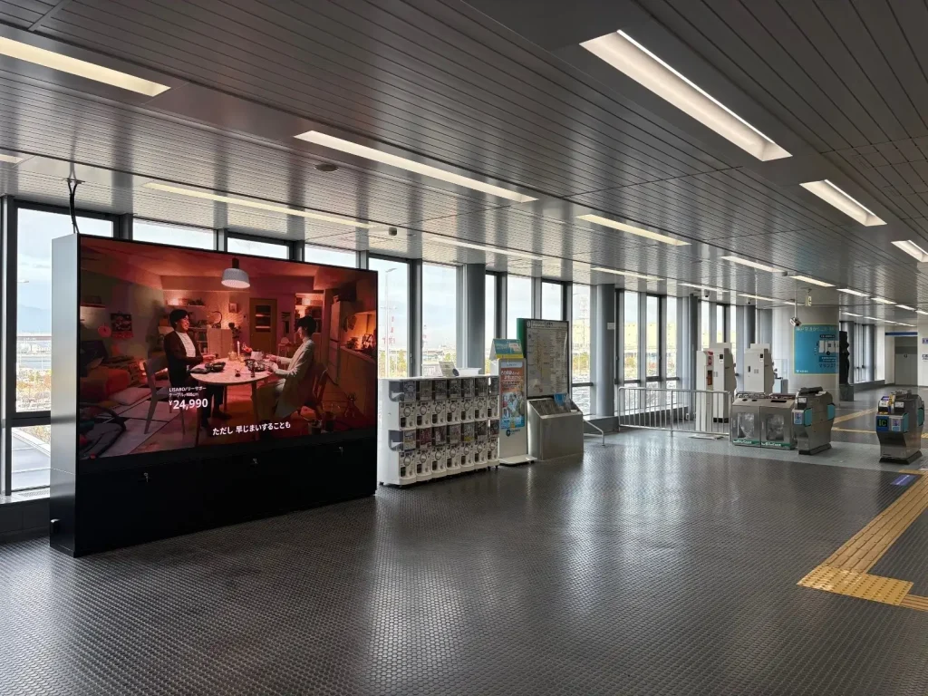 神戸空港に大型LEDビジョン誕生！国際化で高まる「訪日・ビジネス層」への新アプローチ