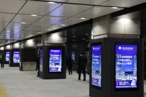 東西線大手町駅改札口前デジタルサイネージ広告 弁護士・法務人材向け転職サービスの広告掲出