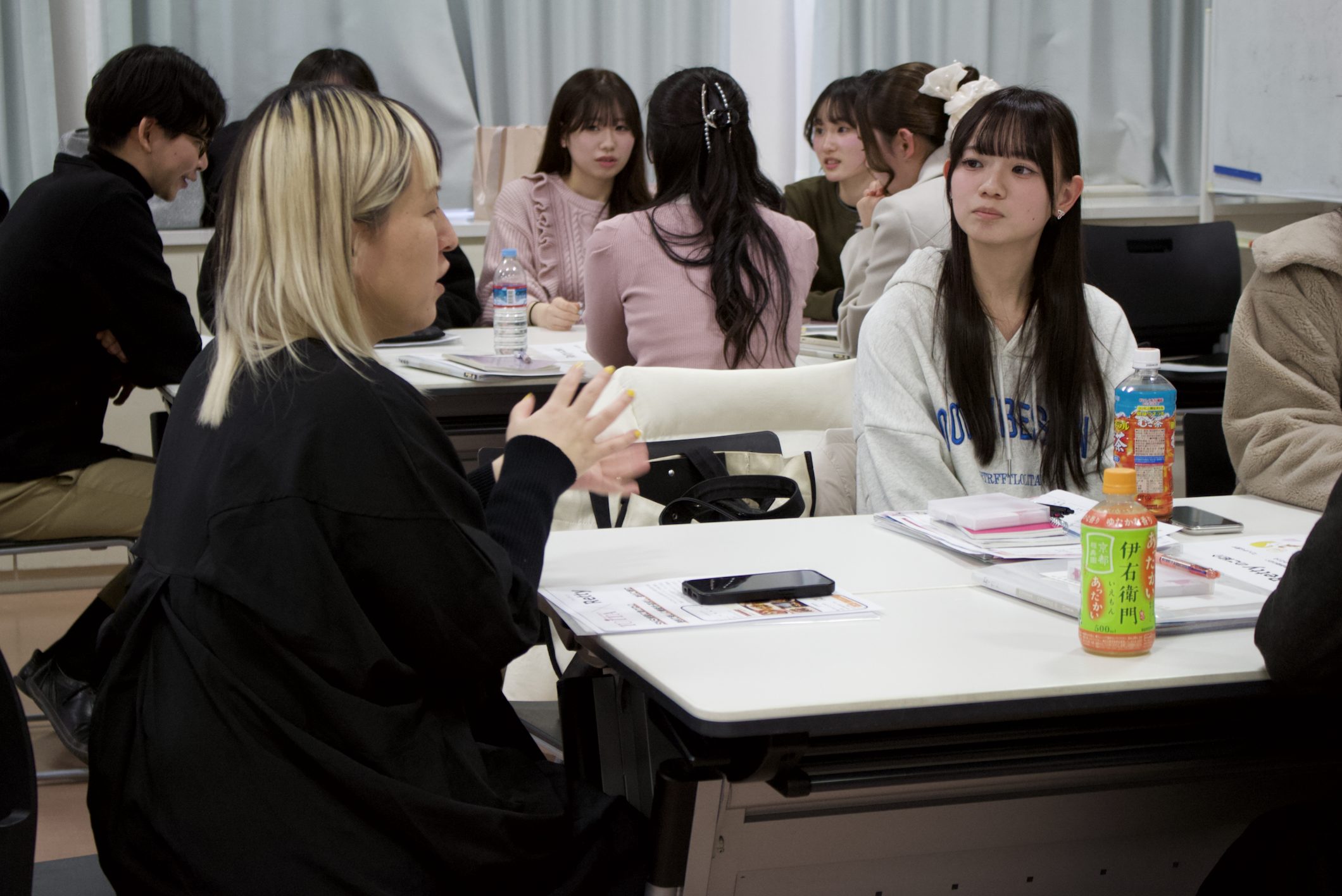 戸板女子短期大学の学生が飲食店選びについて意見交換するグループワークの様子