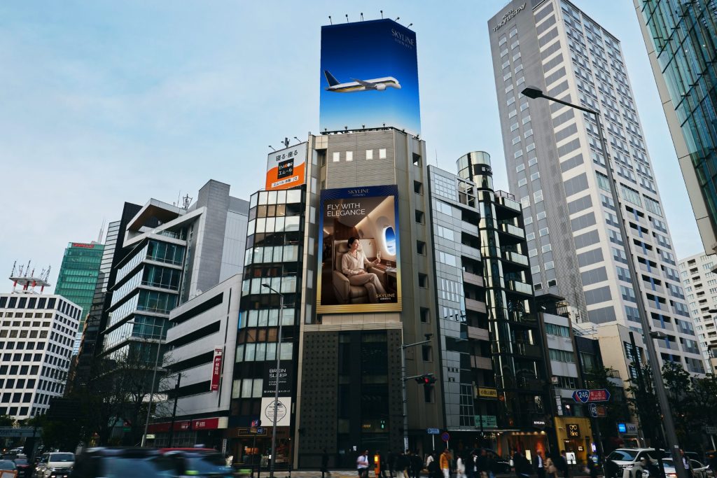 南青山3丁目交差点の屋外広告メディアCITY VISION AOYAMAの全体掲出イメージ