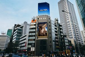 南青山3丁目交差点の屋外広告メディアCITY VISION AOYAMAの全体掲出イメージ