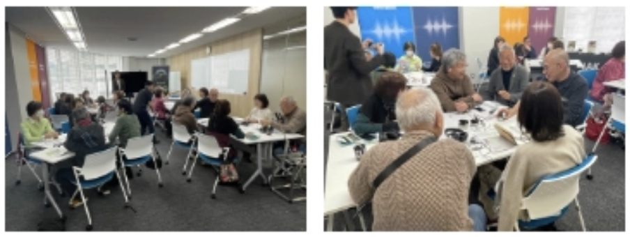 「きこえケア懇親会」当日の会場の様子を収めた2枚の写真。左の写真では、白いテーブルと青い椅子が並ぶ明るい会場に、シニア世代の参加者約20名が着席し、スタッフによる進行が行われている。右の写真では、参加者がグループに分かれてテーブルを囲み、資料や補聴器サンプルを手に取りながら談笑・交流している様子が映っている。