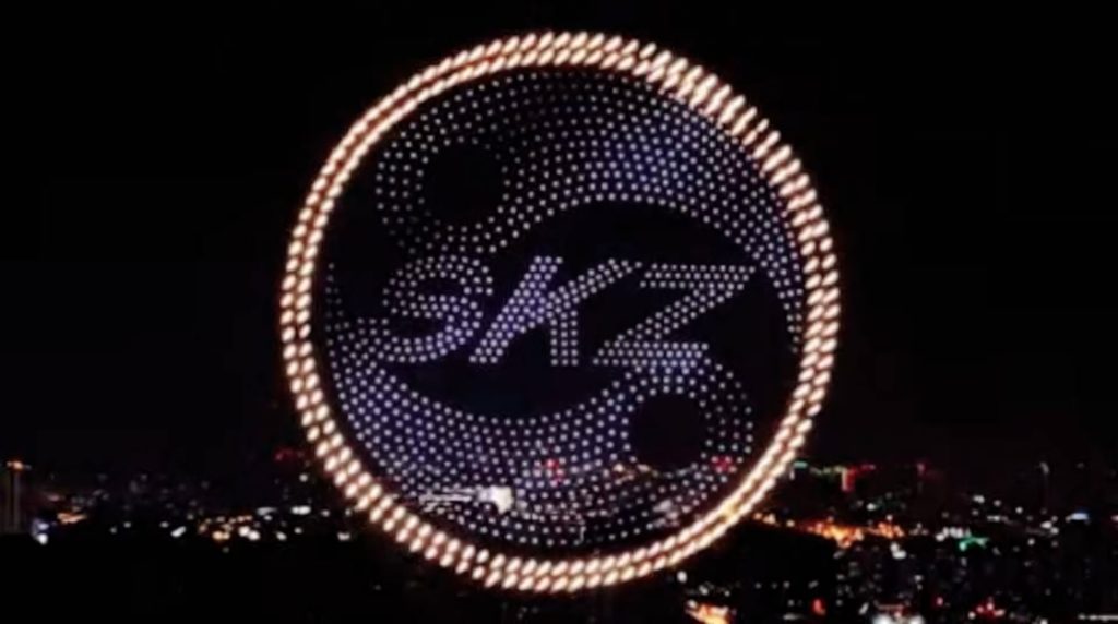夜空にSKZロゴを描く花火搭載ドローンショー 迫力ある空中演出のイメージ