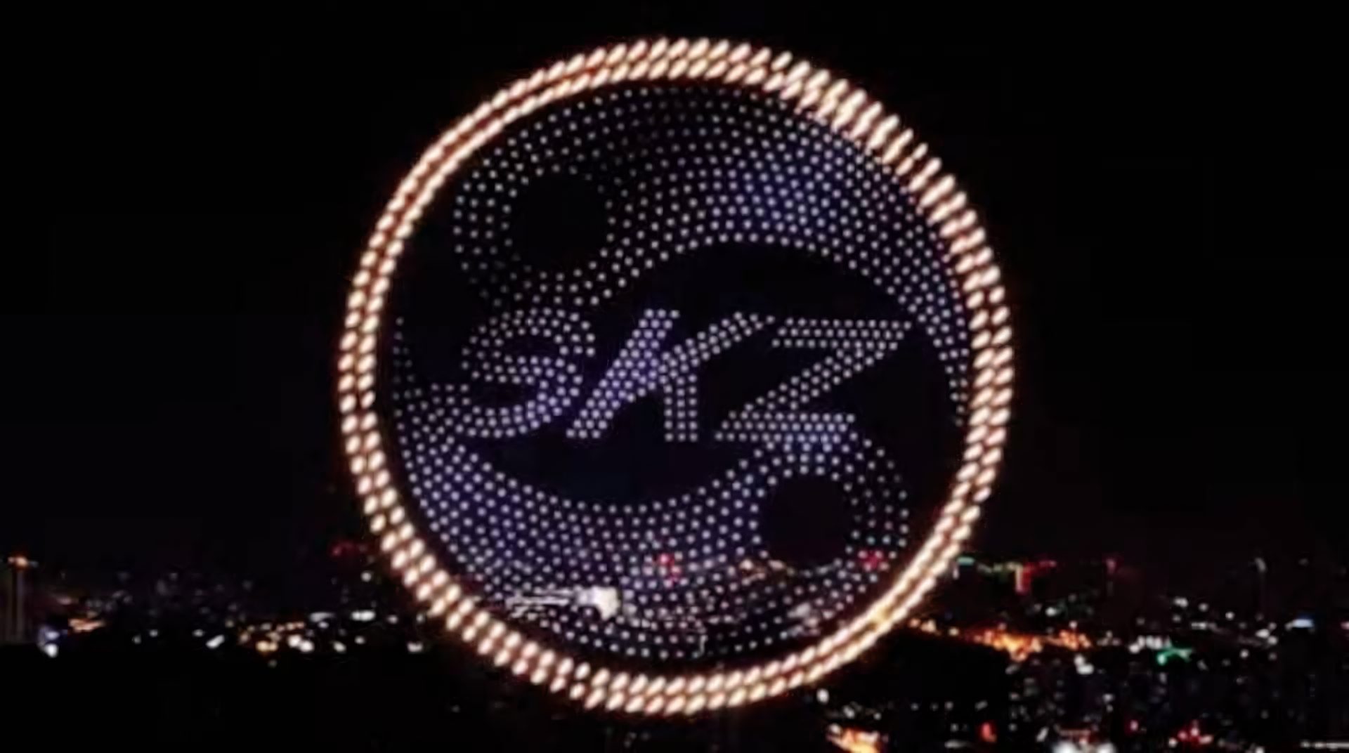 夜空にSKZロゴを描く花火搭載ドローンショー 迫力ある空中演出のイメージ