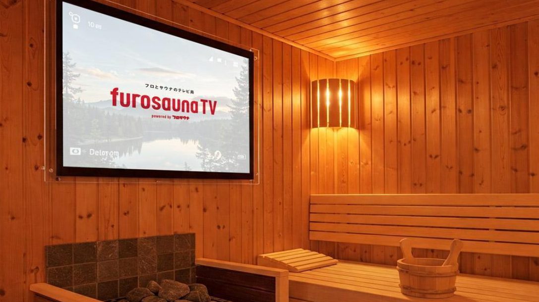 サウナ室内に設置されたフロサウナTVのデジタルサイネージ サウナ利用者向けコンテンツ配信イメージ