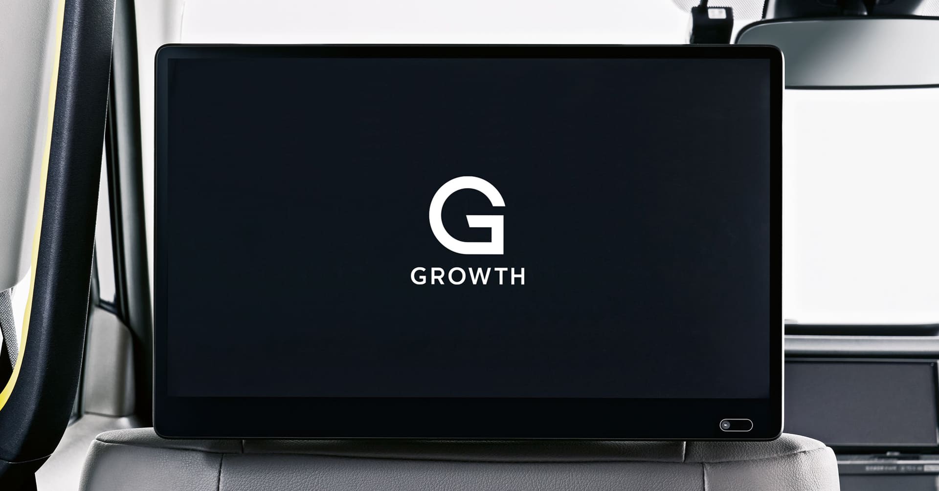 タクシーサイネージメディアGROWTHの媒体資料公開告知 車内モニターに表示されたGROWTHロゴのイメージ
